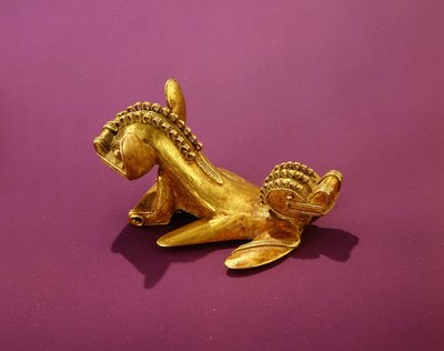 Pendentif Tairona représentant un animal à deux têtes, 7ème-8ème siècle après J.-C. (or) - Pre Columbian Pre Columbian