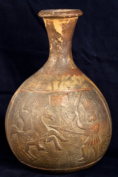 Bouteille représentant un combat entre un cavalier et un guerrier à pied (terre cuite) - Precolombian Precolombian