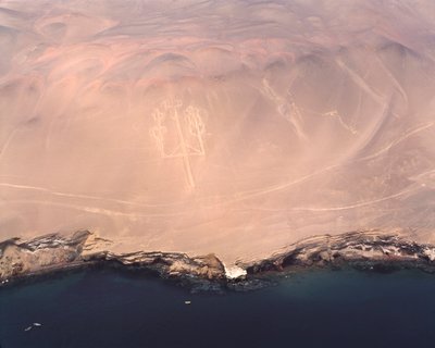 Vue aérienne du candélabre de Paracas ou candélabre des Andes, à la baie de Pisco (1983 - Photographie) - Prehistoric Prehistoric