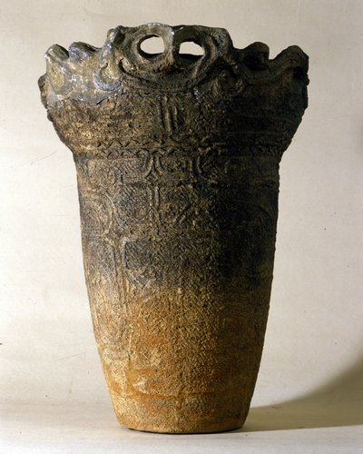 Grand vase en terre cuite de la période Jomon (période préhistorique au Japon). Rome, Musée National d