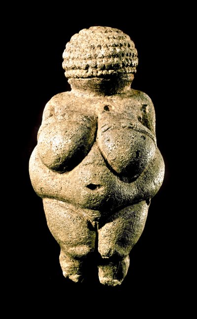 Art préhistorique : La Vénus de Willendorf - Statuette en calcaire représentant une femme aux formes très développées, 23000 av. J.-C. (paléolithique supérieur) - Vienne, Musée national d