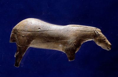 Art préhistorique (Magdalénien moyen) : sculpture en ronde-bosse de cheval en ivoire de mammouth - Prehistoric Prehistoric