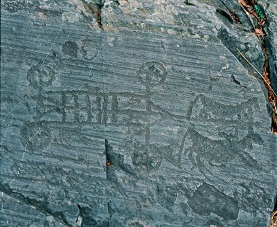 Préhistoire : civilisation camunienne : un char tiré par des chevaux, les roues sont représentées avec des rayons et les chevaux sont en profil dans une tentative de perspective. Gravure rupestre de la roche 23 par Naquane (Valcamonica, Val Camonica, Bresc - Prehistoric Prehistoric