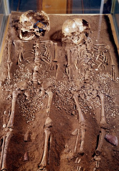 Préhistoire : Squelettes de deux enfants. 30000-25000 av. J.-C. De la grotte de Grimaldi. Saint Germain en Laye, Musée d