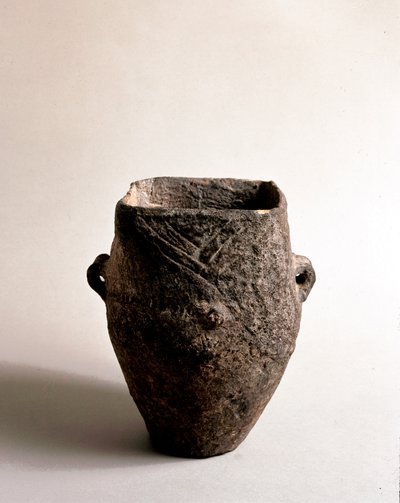 Préhistoire : vase en terre cuite à ouverture carrée de l