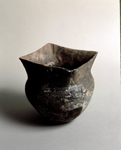 Préhistoire : vase en terre cuite à ouverture carrée de l