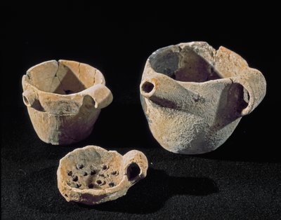 Préhistoire : divers accessoires de vaisselle. Âge du fer. De l