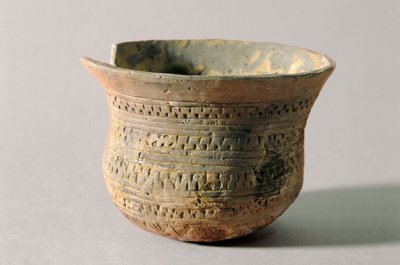 Préhistoire : vase en forme de cloche. Néolithique (terre cuite) - Prehistoric Prehistoric