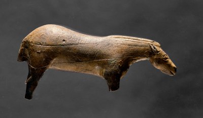 Le cheval de Lourdes. Figurine en ivoire de la grotte d