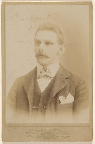 [Homme non identifié avec moustache] - Price