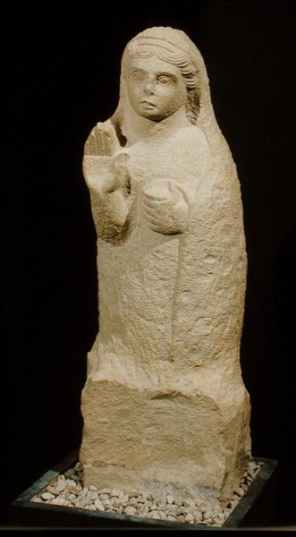 Stèle funéraire en forme de statuette, IVe-IIIe siècle av. J.-C. (calcaire) - Punic Punic