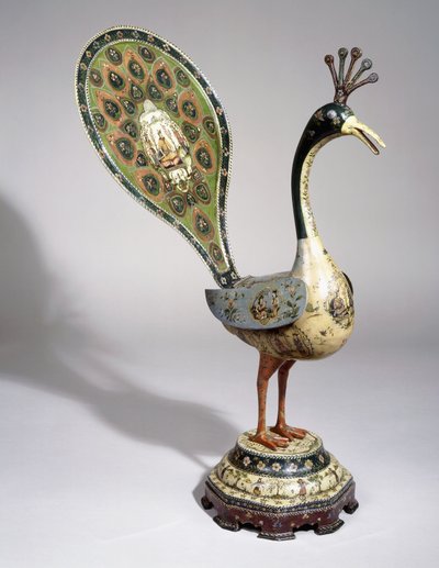 Un paon Qajar peint avec des motifs floraux et des cartouches picturaux représentant des courtisans, 19ème siècle - Qajar School