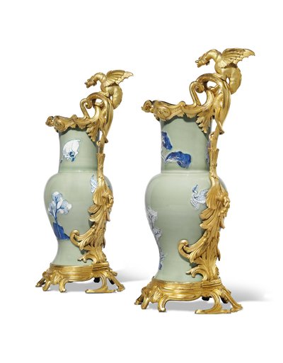 Une paire de verseuses Louis XV, porcelaine 1662-1722, montures vers 1745-49 - Qing Dynasty   Kangxi Period Chinese School