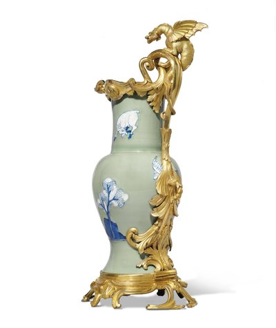 Une paire de verseuses Louis XV, porcelaine 1662-1722, montures vers 1745-49 - Qing Dynasty   Kangxi Period Chinese School
