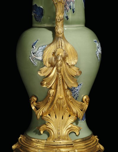 Une paire de verseuses Louis XV, porcelaine 1662-1722, montures vers 1745-49 - Qing Dynasty   Kangxi Period Chinese School