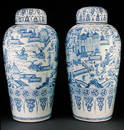 Une paire de vases de soldat bleu et blanc, vers 1700 - Qing Dynasty Chinese School