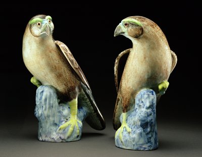 Une paire de faucons famille rose (porcelaine) - Qing Dynasty Chinese School