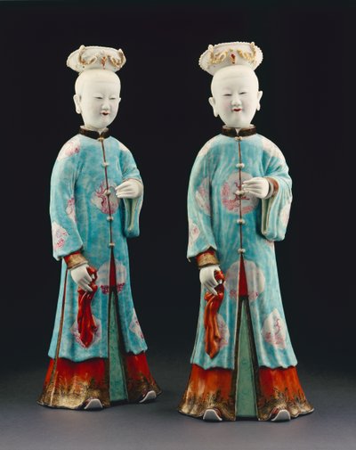 Une paire de figurines féminines, période Qianlong, 1736-95 (porcelaine) - Qing Dynasty Chinese School