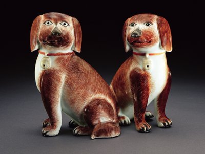 Une paire de chiens assis, vers 1760 (porcelaine) - Qing Dynasty Chinese School