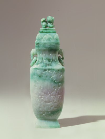 Vase balustre et couvercle en dôme, fin de la dynastie Qing (jade émeraude et blanc) - Qing Dynasty Chinese School