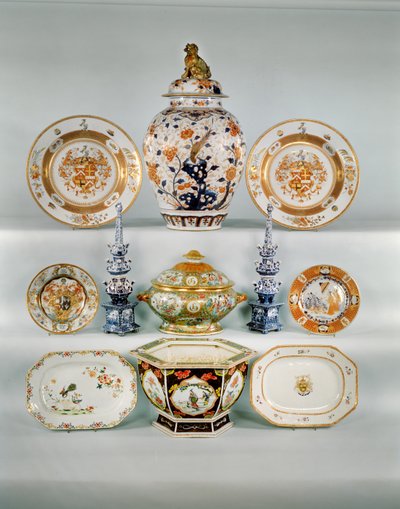 Vase balustre Imari; Plat armorial Rose-verte, vers 1724; Soupière et couvercle Famille rose; Deux vases à tulipes bleu et blanc; Assiette armoriale Famille Rose; Assiette Imari par Cornelius Prenk; Plat oblong Famille Rose; Jardinière hexagonale Famille R - Qing Dynasty Chinese School