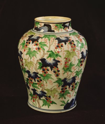 Pot décoré de vignes et de grappes de raisin - Qing Dynasty Chinese School