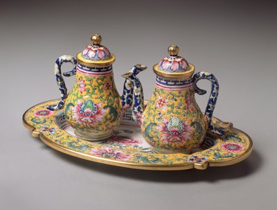 Paire de petites aiguières et plateau, période Qianlong (1736-95) (émail) - Qing Dynasty Chinese School