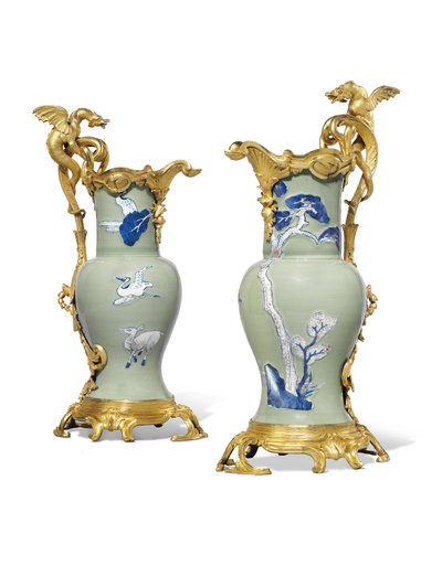 Une paire de verseuses Louis XV, porcelaine 1662-1722, montures vers 1745-49 - Qing Dynasty   Kangxi Period Chinese