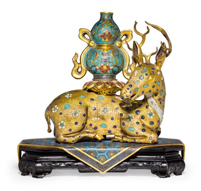 Une paire de cerfs couchés (cuivre doré et émail cloisonné) - Qing Dynasty   Qianlong Period Chinese