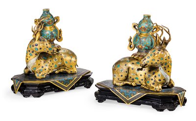 Une paire de cerfs couchés - Qing Dynasty   Qianlong Period Chinese School