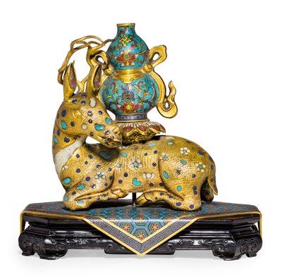Une paire de cerfs couchés - Qing Dynasty   Qianlong Period Chinese School