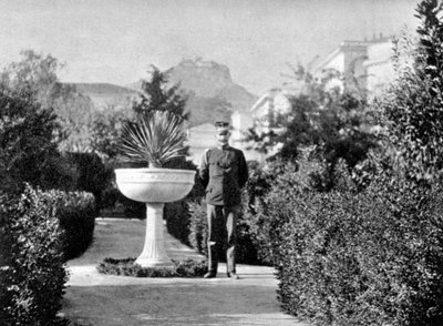 Prince Constantin, le duc de Sparte, dans son jardin à Athènes - Queen Alexandra