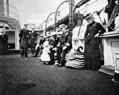 Prince Olav 1903-1991, le futur roi Olav V de Norvège, conversant avec des officiers de marine, 1908 - Queen Alexandra