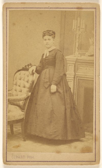 [Femme non identifiée, debout] - R. Girard