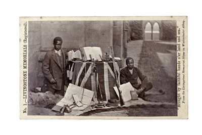 James Chuma et Abdullah Susi avec des artefacts de David Livingstone, Newstead Abbey, Angleterre, juin 1874 - R. and Son Allen