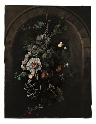 Une guirlande de raisins, roses trémières, iris, mauves, soucis africains, clématites, marrons d