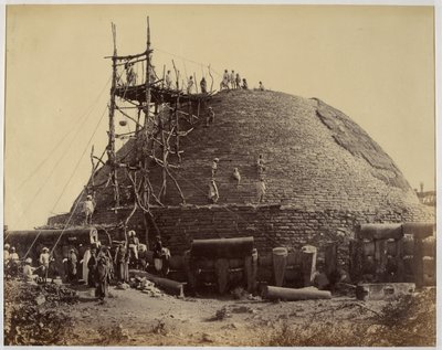 Stupa de Sanchi depuis le sud-ouest pendant les réparations - Raja Deen Dayal