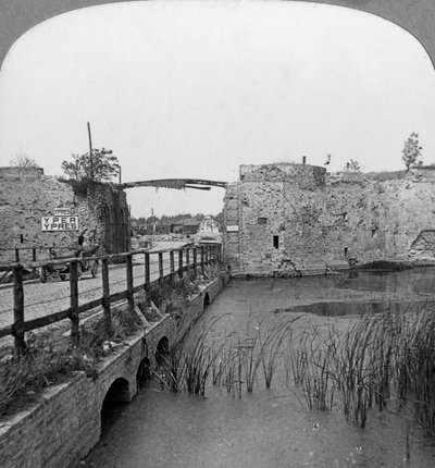 Remparts du 14ème siècle et Porte de Lille, Ypres, Belgique, Première Guerre mondiale, vers 1914-1918 - Realistic Travels Publishers