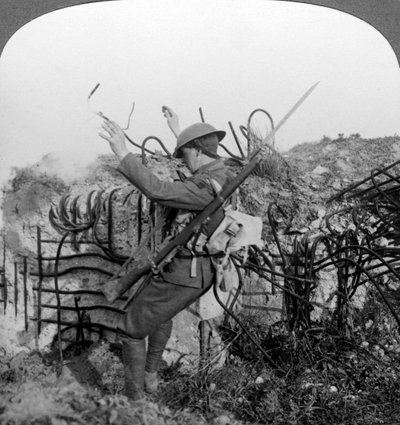 Un soldat déclenche un piège, Première Guerre mondiale, 1914-1918 - Realistic Travels Publishers
