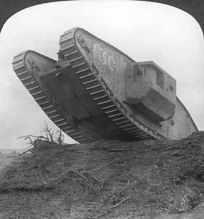 Un char brisant les fils de fer à Cambrai, France, Première Guerre mondiale, vers 1917-1918 - Realistic Travels Publishers
