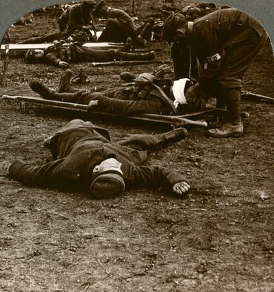 Après la tempête et le stress de la bataille, soins aux blessés, Première Guerre mondiale, 1914-1918 - Realistic Travels Publishers