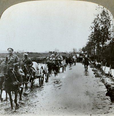 Artillerie traversant la boue vers Gommecourt, France, Première Guerre mondiale, vers 1914-1918 - Realistic Travels Publishers