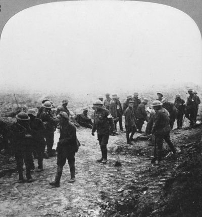 Soins aux blessés sur la route de Menin, Ypres, Flandre, Belgique, Première Guerre mondiale, vers 1914-1918 - Realistic Travels Publishers