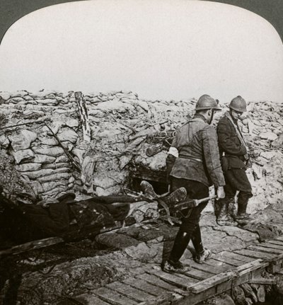 Porteurs de brancards belges transportant des blessés dans une tranchée, Dixmude, Belgique, Première Guerre mondiale, 1914-1918 - Realistic Travels Publishers
