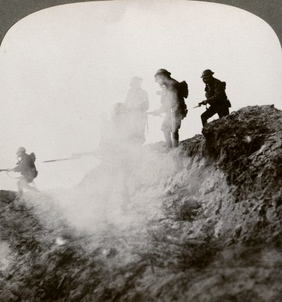 Soldats britanniques avançant sous couvert de gaz et de fumée, France, Première Guerre mondiale, 1916 - Realistic Travels Publishers