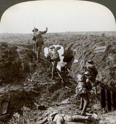 Soldats britanniques attaquant la ligne Hindenburg, Première Guerre mondiale - Realistic Travels Publishers