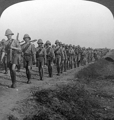Soldats britanniques marchant dans le désert vers Bagdad, Première Guerre mondiale, 1914-1918 - Realistic Travels Publishers