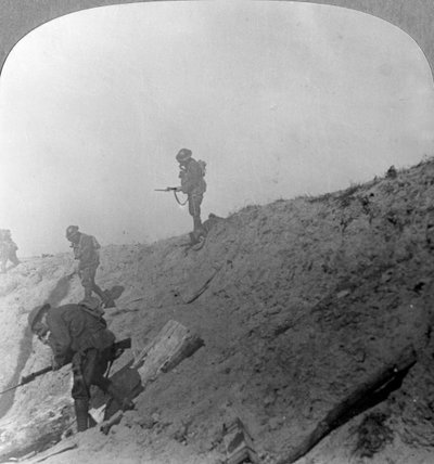 Troupes britanniques avançant à travers le gaz, Passchendaele, Ypres, Belgique, Première Guerre mondiale, vers 1914-1918 - Realistic Travels Publishers