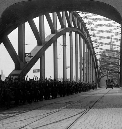 Troupes britanniques traversant le pont sur le Rhin, Cologne, Allemagne, 1918-1926 - Realistic Travels Publishers