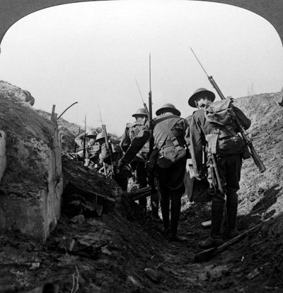 Troupes britanniques dans une tranchée capturée, ligne Hindenburg, France, Première Guerre mondiale, 1917-1918 - Realistic Travels Publishers